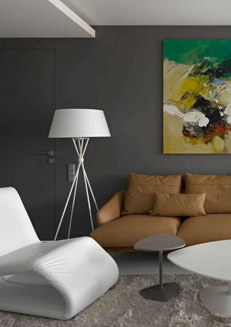 34. Abajur de chão para decoração de sala de visita com sofá de couro e poltrona branca moderna – Foto: Pinterest
