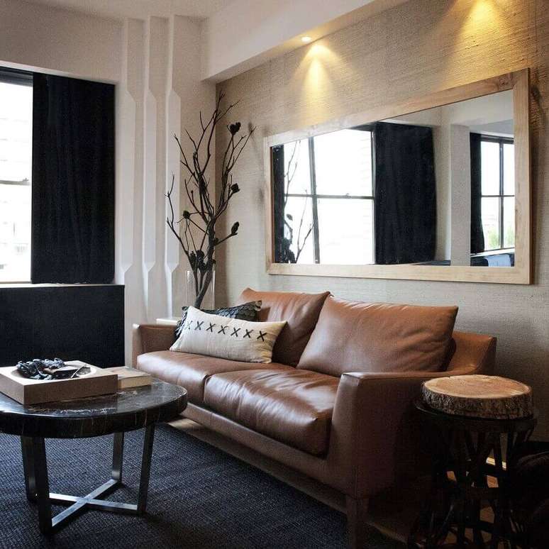 48. Decoração de sala de visita com espelho de madeira e sofá de couro – Foto: Pinterest