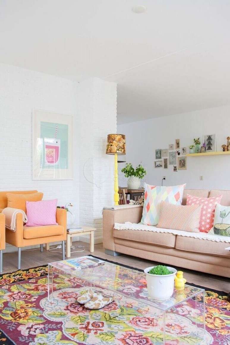 46. Poltrona laranja e sofá rosa claro para decoração de sala de visita branca – Foto: Webcomunica