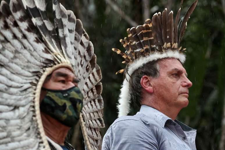 Presidente Jair Bolsonaro encontra indígenas e ouve o hino nacional durante visita a base militar em São Gabriel da Cachoeira, no Estado do Amazonas, Brasil
27/05/2021 Marcos Correa/Divulgação via REUTERS