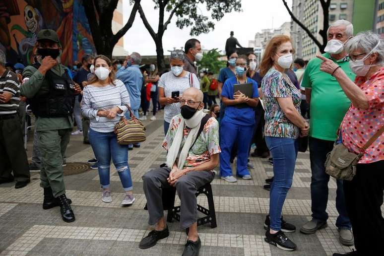 Fila para vacina contra Covid-19 em Caracas
 31/5/2021   REUTERS/Leonardo Fernandez Viloria