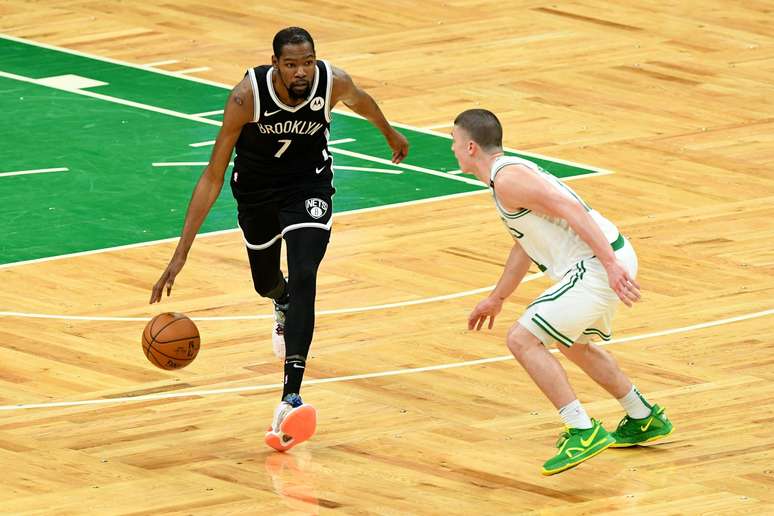 Kevin Durant (e) é um dos pontos de equilíbrio do Brooklyn Nets