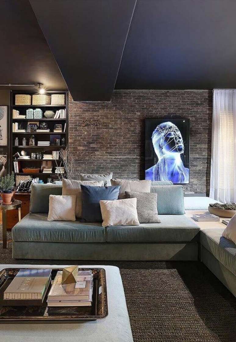 22. Sala de visita moderna decorada com sofá cinza sem braço e parede de tijolinho – Foto: Futurist Architecture