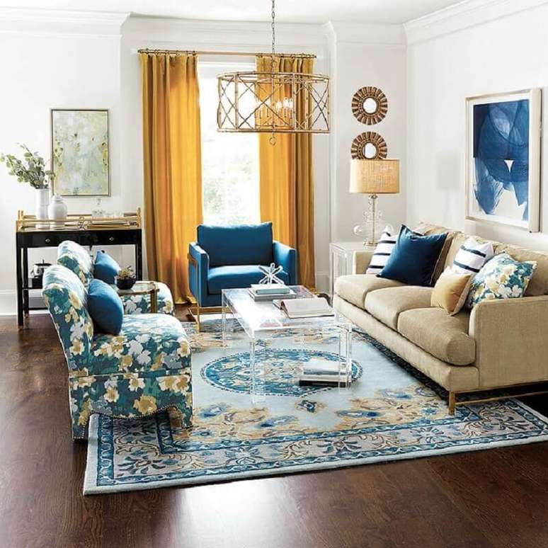 12. Decoração clássica para sala de visita azul e amarela com poltronas estampadas – Foto: Ballard Designs