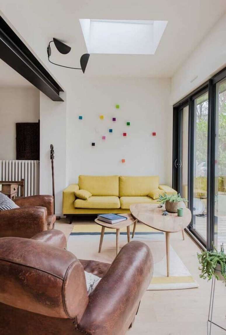 54. Sala de visita simples decorada com sofá amarelo e poltronas de couro – Foto: Pinterest