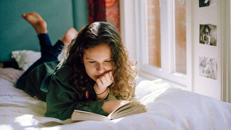 Estudantes que disseram ler livros com mais frequ&ecirc;ncia em papel do que nos meios digitais tiveram melhores resultados em leitura em todos os pa&iacute;ses e territ&oacute;rios