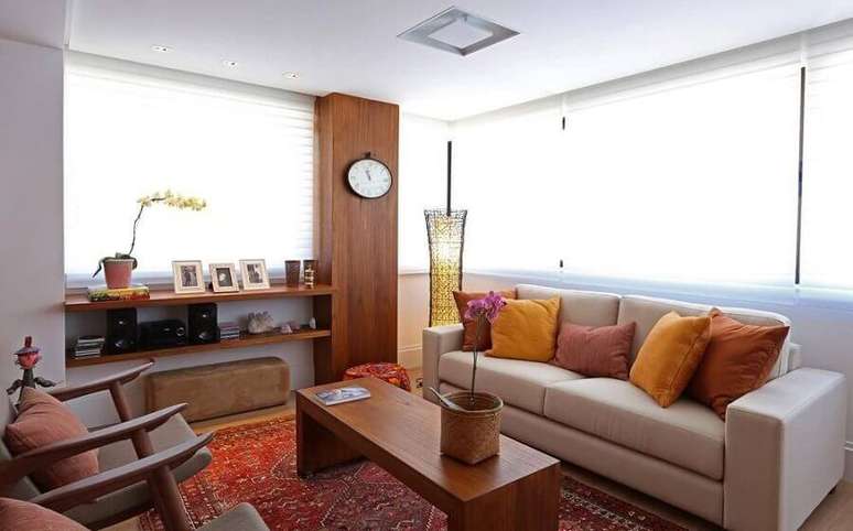 9. Almofadas coloridas para decoração de sala de visita bege com poltronas de madeira – Foto: Fernanda Renner