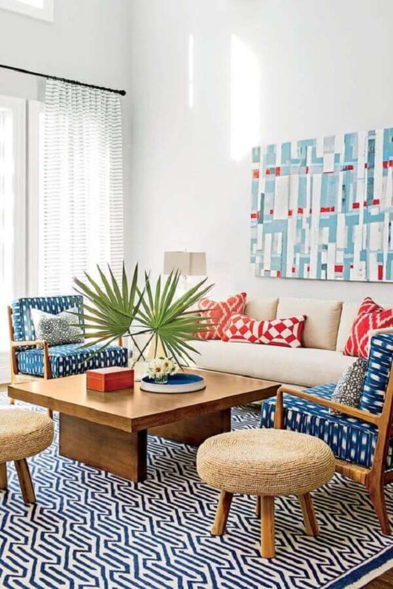 43. Poltronas para sala de visita decorada com mesa de centro de madeira e sofá branco – Foto: Southern Living