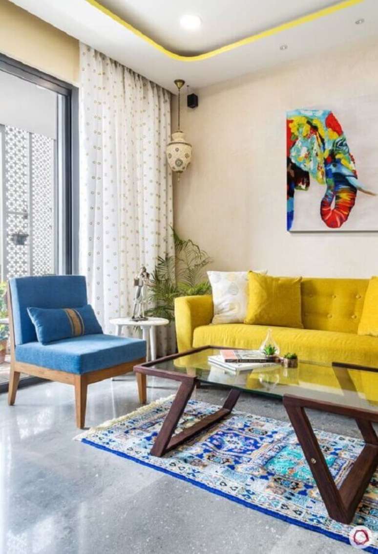 45. Decoração de sala de visita simples com sofá amarelo e poltrona azul sem braço – Foto: Southern Living