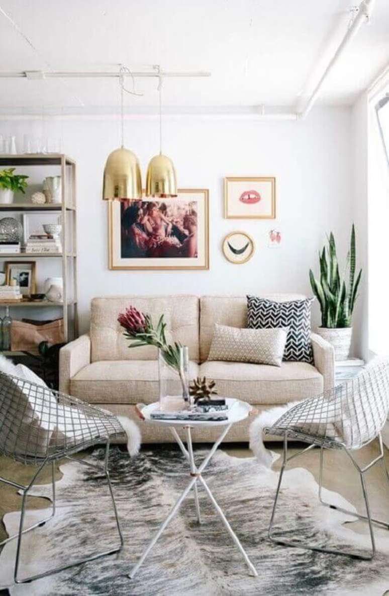 25. Decoração clean para sala de visita simples com sofá pequeno e poltronas aramadas – Foto: Apezinho