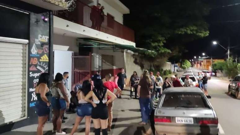 Fiscaliza&ccedil;&atilde;o interrompe festa com aglomera&ccedil;&atilde;o em S&atilde;o Carlos, no interior paulista.