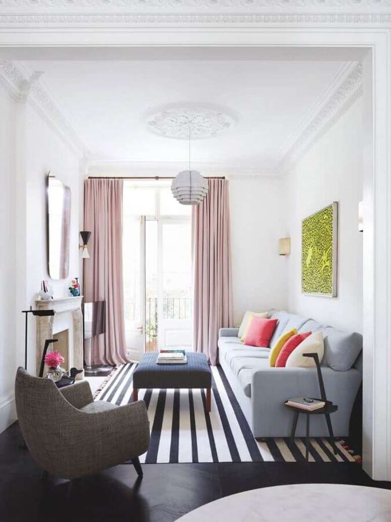 8. Almofadas coloridas e tapete listrado para decoração de sala de visita simples – Foto: Pinterest