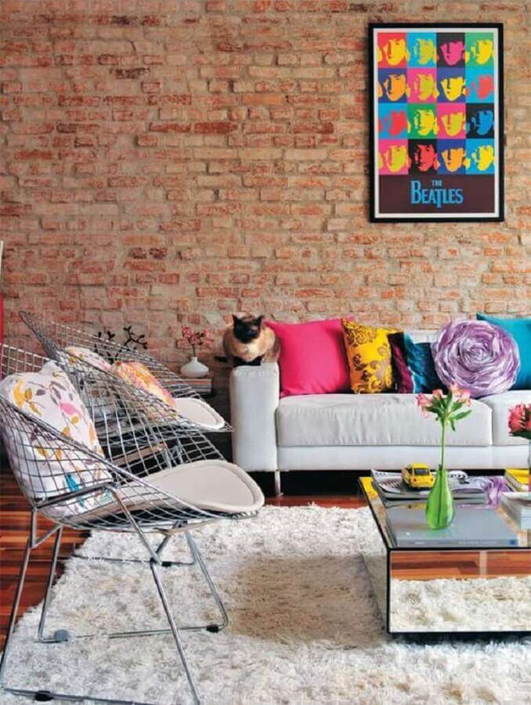 6. Os objetos decorativos vão ajudar a trazer mais personalidade para sua sala de visita decorada – Foto: Jeito de Casa