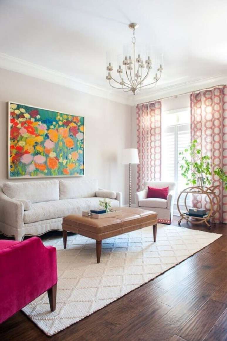 16. Quadro colorido e poltrona rosa para decora&ccedil;&atilde;o de sala de visita branca &ndash; Foto: Andria Fromm Interiors