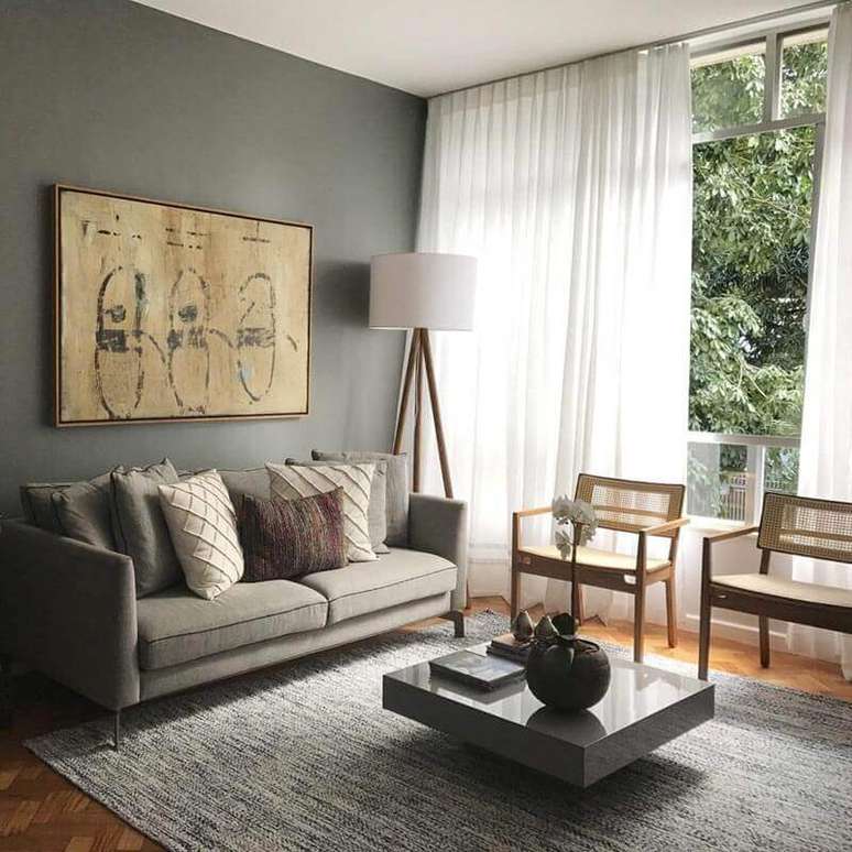 37. Decoração de sala de visita cinza com poltronas de madeira e a abajur de chão – Foto: Jeito de Casa