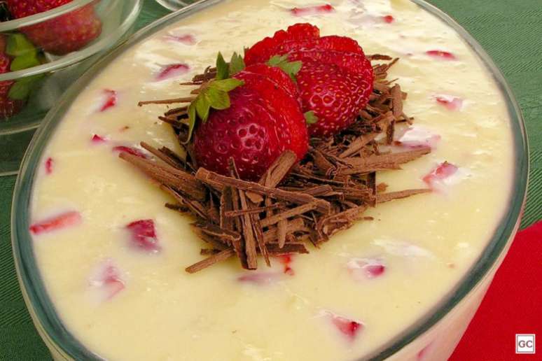 Guia da Cozinha - Sobremesa fácil de creme de morango e chocolate branco