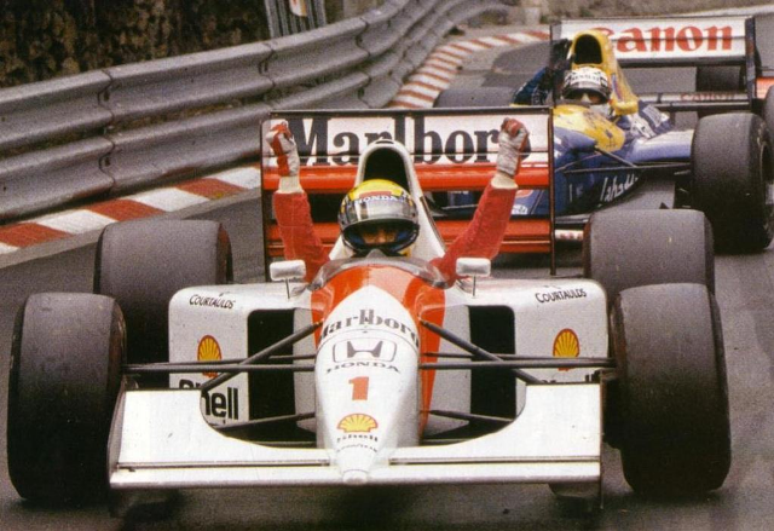 Ayrton Senna comemorando sua quinta vitória no GP de Mônaco, em 1992.