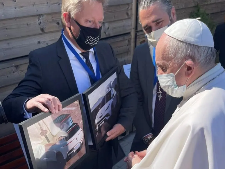 Fundadores da Fisker apresentaram imagens do futuro Papamóvel ao Papa Francisco.