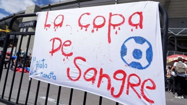 Cartaz na Argentina critica a realização de competição de futebol no país, em meio ao pior período da pandemia de covid-19