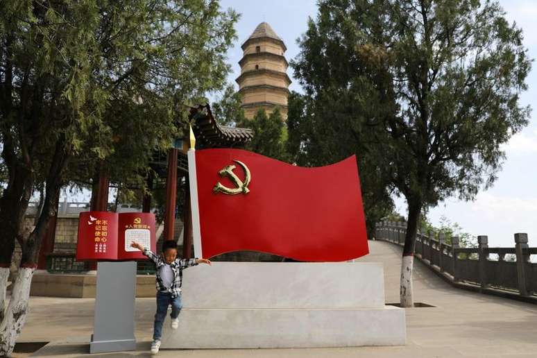 Crian&ccedil;a brinca em pra&ccedil;a de Yanan, na China
09/05/2021
REUTERS/Tingshu Wang