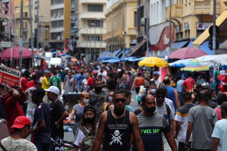 Consumidores fazem compras em rua comercial de S&atilde;o Paulo
15/12/2020
REUTERS/Amanda Perobelli