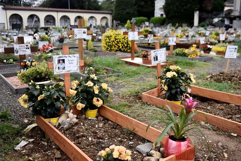 Túmulos de pessoas que morreram vítimas da Covid-19 em cemitério na Itália
13/05/2020 REUTERS/Flavio Lo Scalzo