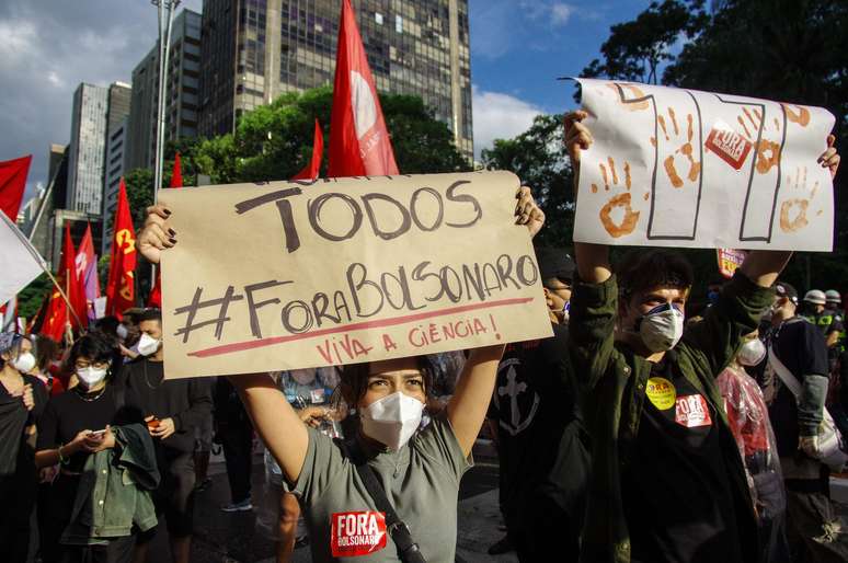 Manifestantes pedem a saída do presidente Jair Bolsonaro