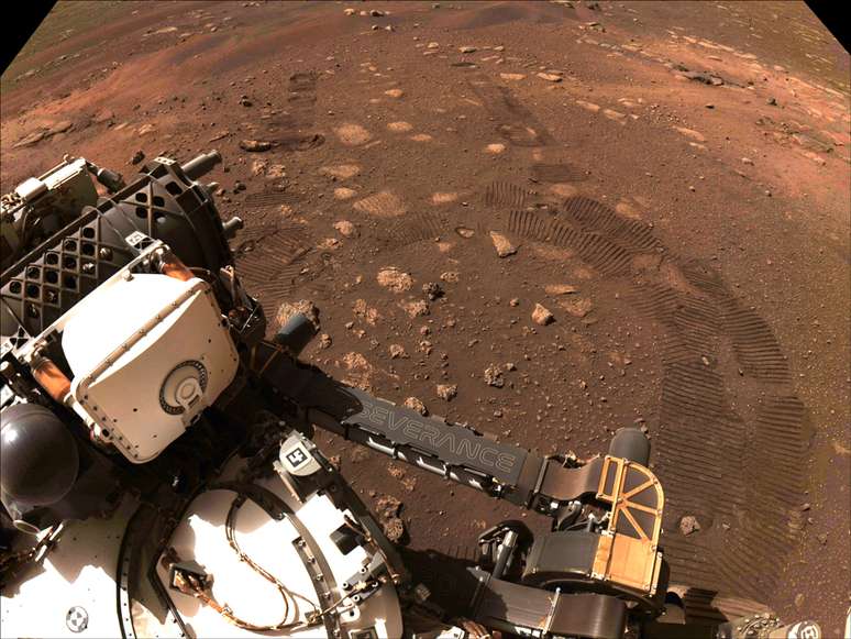 Dois meses antes, o Perseverance fez sua primeira investida desde que pousou na cratera de Jezero. O rover de uma tonelada está carregando uma carga útil de instrumentos para reunir informações sobre a geologia, a atmosfera e as condições ambientais de Marte.