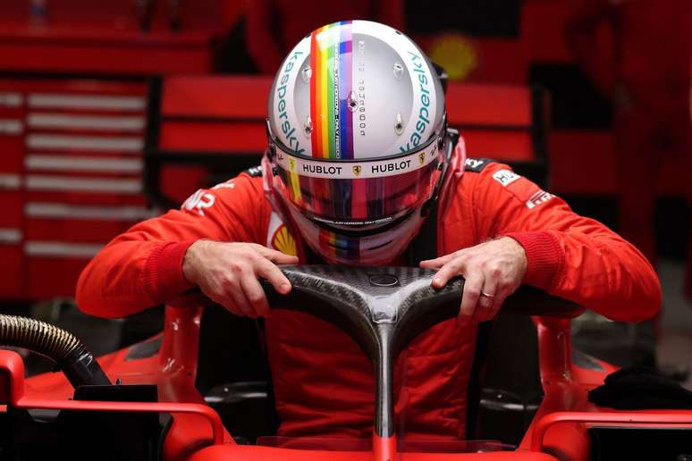 Em 2020, Sebastian Vettel reforçou seu apoio ao movimento LGBTQIA+ nas cores do seu capacete 