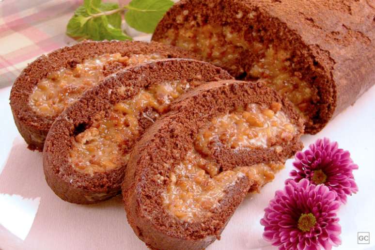 Guia da Cozinha - Rocambole de amendoim para um café da tarde delicioso