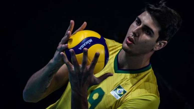 Atleta sofreu uma lesão no joelho direito no treino de segunda-feira e retorna ao Brasil.