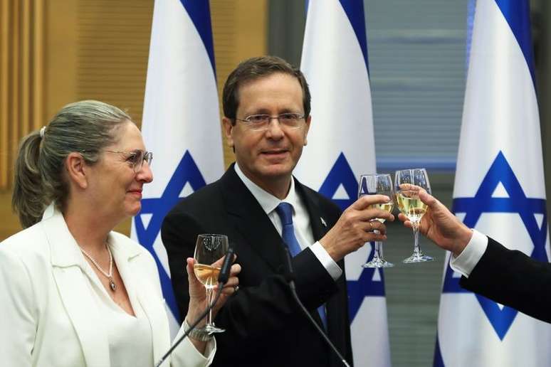 Presidente eleito de Israel, Isaac Herzog, e a esposa, Michal, ap&oacute;s vit&oacute;ria na elei&ccedil;&atilde;o
02/06/2021
REUTERS/Ronen Zvulun