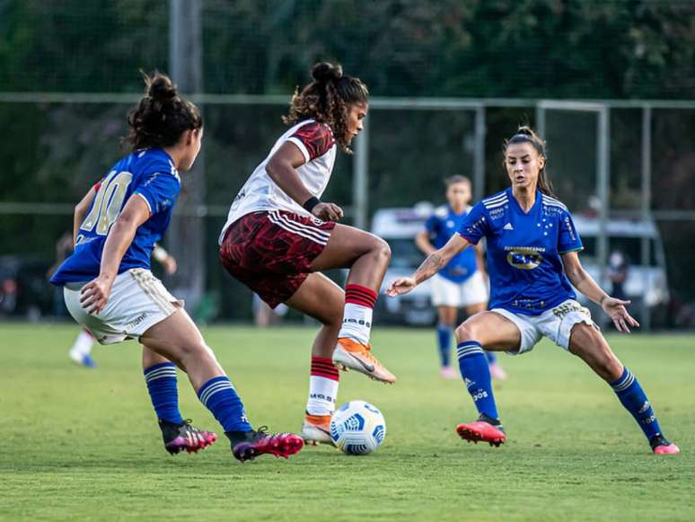 As jogadoras de Flamengo e Cruzeiro durante partida desta quarta-feira, pelo Brasileirão (Foto: Igor Sales/Cruzeiro)