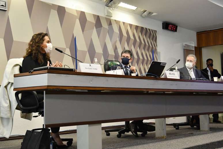 Luana Araújo fala à CPI da Covid
