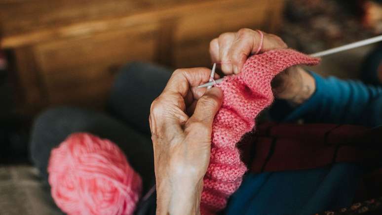 Aprender a costurar ou fazer tricô pode ser desafiador para o cérebro e, por isso, fazer muito bem
