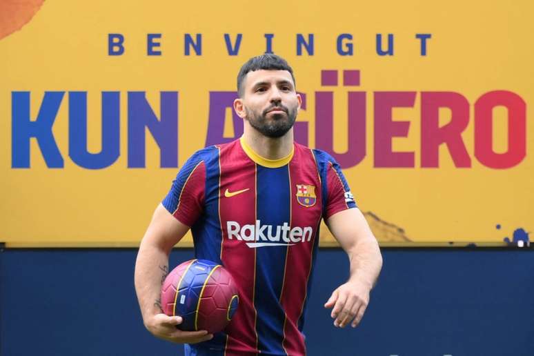 Agüero chegou ao Barcelona sem custos após fim do contrato com o Manchester City (Foto: LLUIS GENE / AFP)