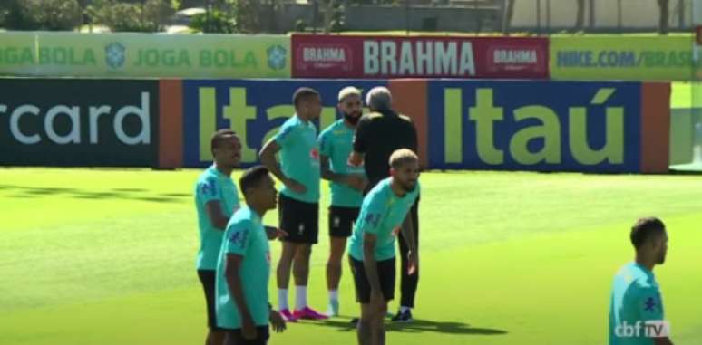 Gabigol e Gabriel Jesus (testado no treino) conversam à parte com Tite durante aquecimento (Reprodução / CBF TV)