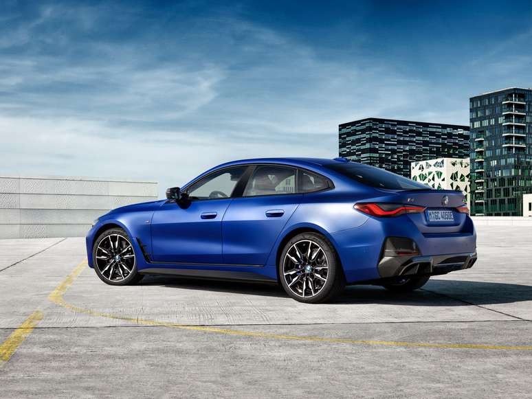BMW i4 M50 conta com pacote visual e aerodinâmico da divisão esportiva M. 