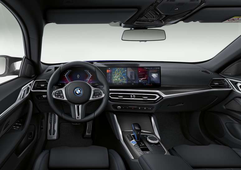 Interior do novo BMW i4 tem como destaque a oitava geração do sistema iDrive. 