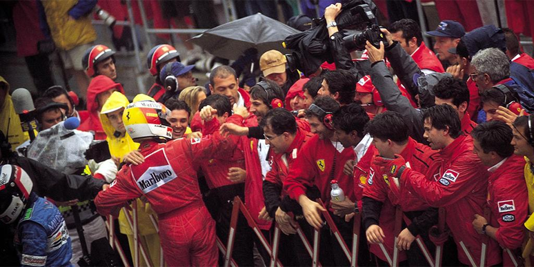 Schumacher comemorando com a equipe, foi a primeira de 72 vitórias pela Ferrari.