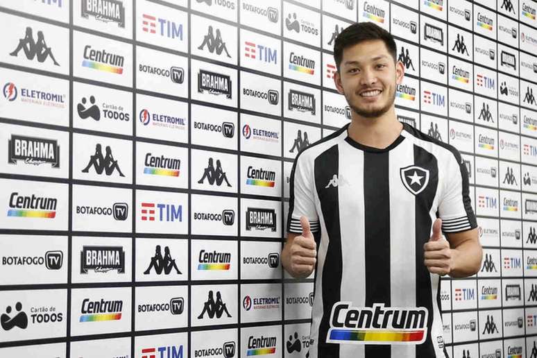 Luís Oyama com a camisa do Botafogo (Foto: Vítor Silva/Botafogo)