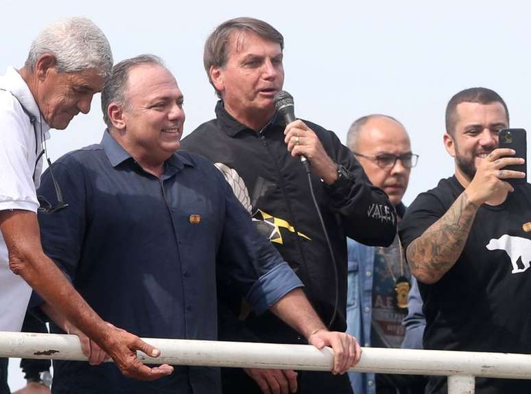 Bolsonaro, ao lado de ex-ministro e general Pazuello, em ato no Rio de Janeiro
 23/5/2021 REUTERS