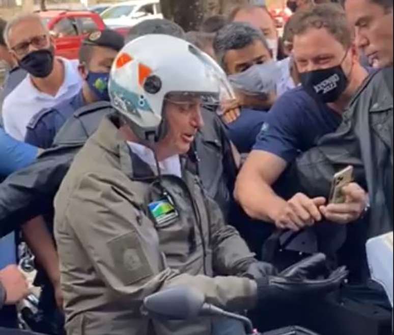 Jair Bolsonaro provoca aglomeração em passeio de moto