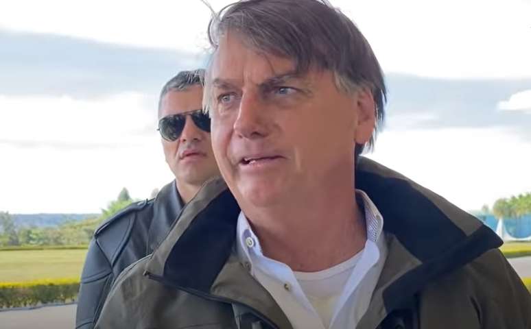 Bolsonaro fala com apoiadores após passeio de moto