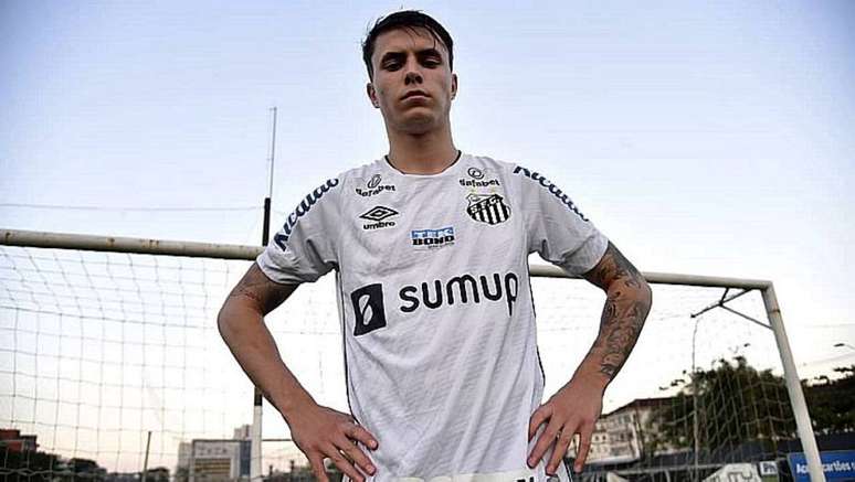 Volante moderno, jovem Vinicius Zanocelo assina com o Santos por duas temporadas.