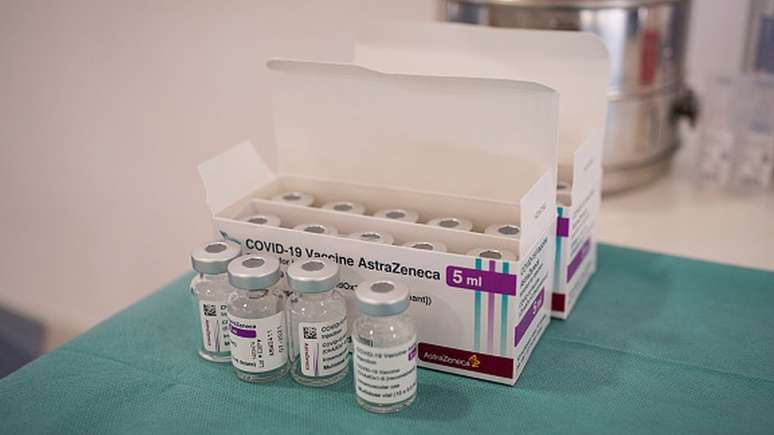 A AZD1222, de AstraZeneca e Universidade de Oxford, foi uma das primeiras vacinas a terem doses negociadas por vários países