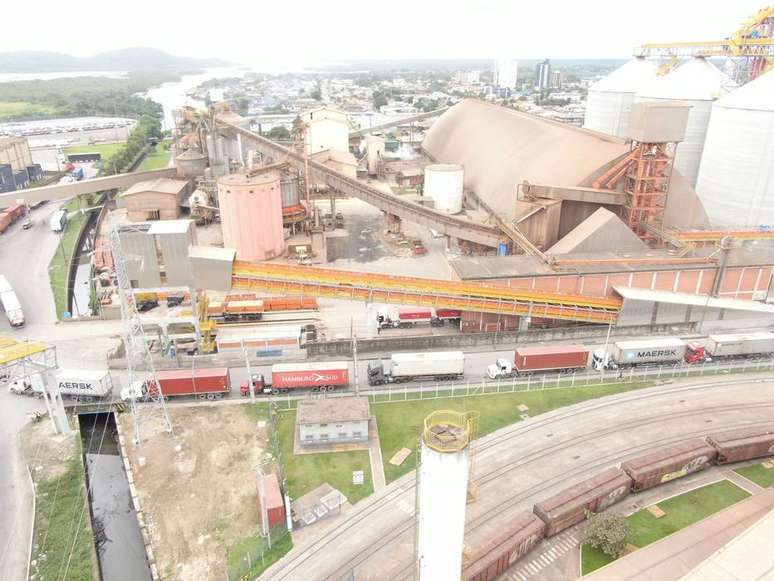 Vista aérea do novo terminal portuário da Coamo Agroindustrial em Paranaguá (PR)