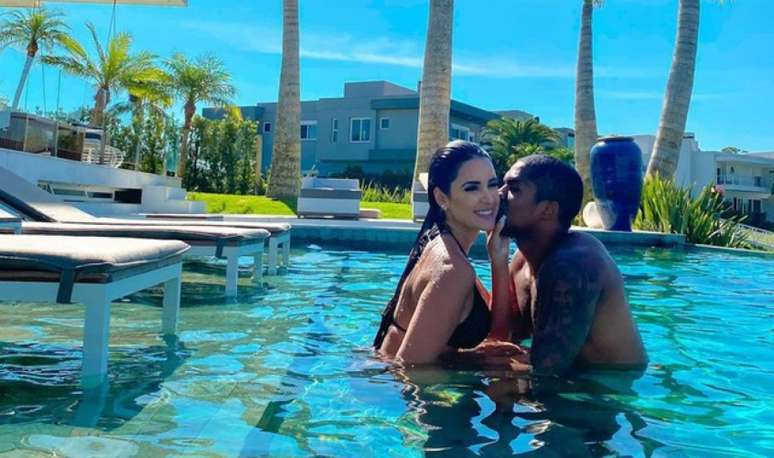 Douglas Costa e Nathália Felix tiveram que adiar a cerimônia de casamento por causa da pandemia do Covid-19 (Reprodução: Instagram)