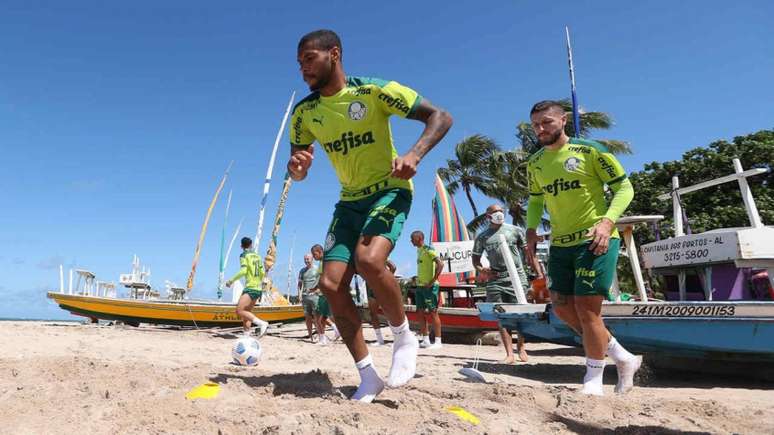 Palmeiras realizando um treino na Praia de Pajuçara (Foto: Cesar Greco/Palmeiras)
