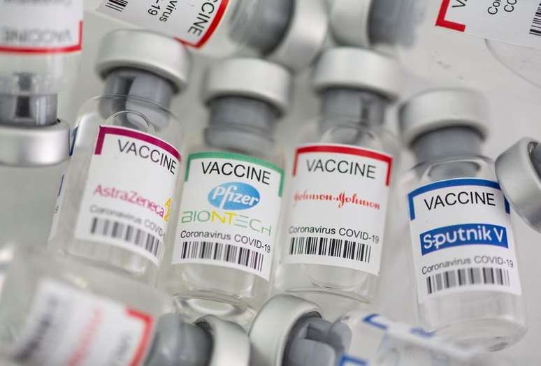 Frascos com etiquetas de vacinas contra a Covid-19
02/05/2021
REUTERS/Dado Ruvic/